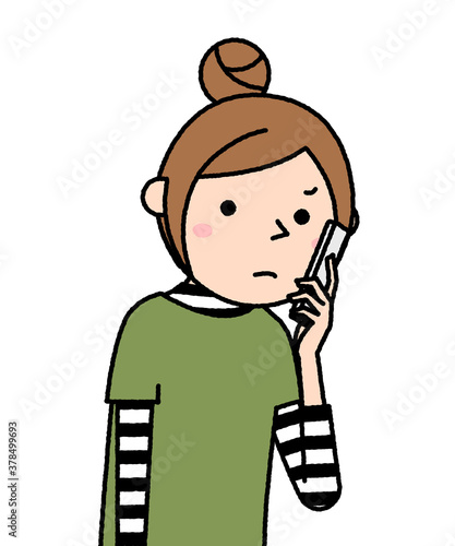 スマホをじっと見る若い女性　ママ