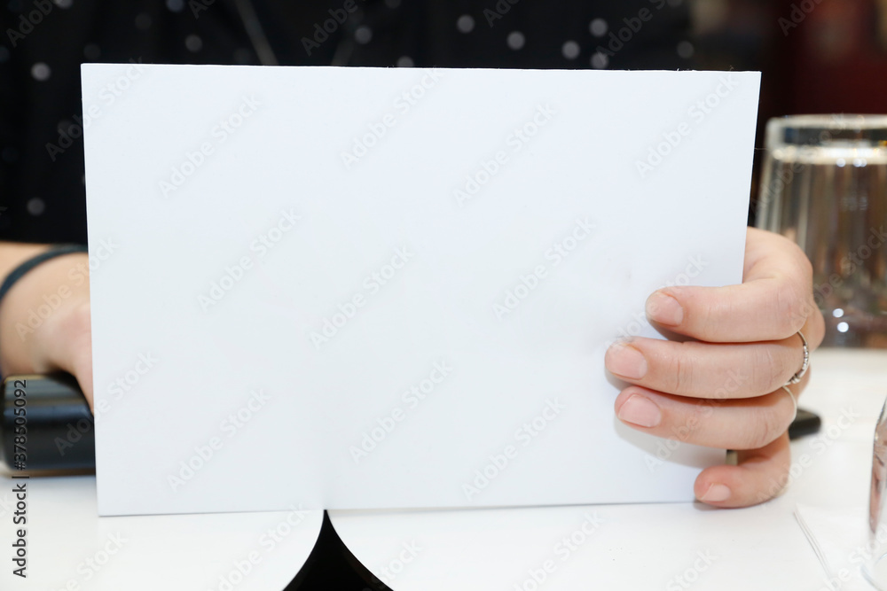 Obraz premium holding white paper