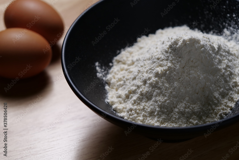 Close-up of Flour in black bowl