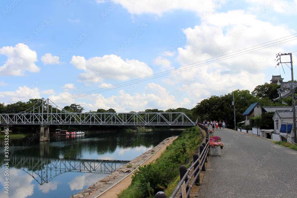 Fototapeta premium Yuejian Bridge and Okayama Castle across Okayama Korakuen Garden