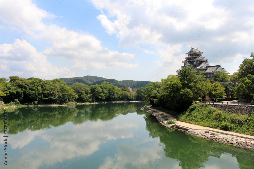 Fototapeta premium Lake reflection of Okayama-jo or Okayama Castle