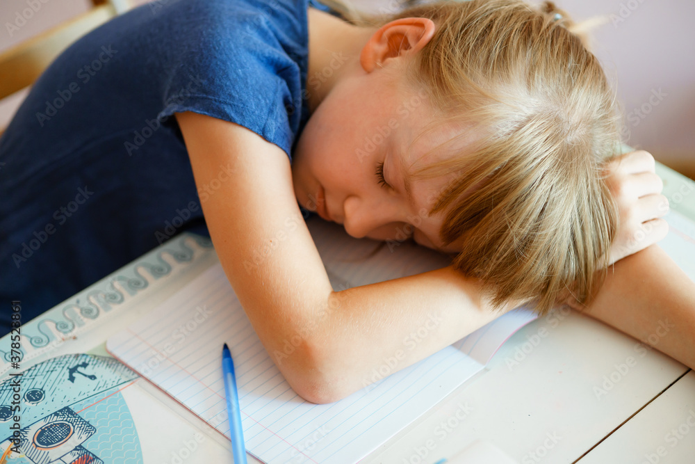 the girl fell asleep at the table teaches lessons the girl fell asleep at the table teaches lessons