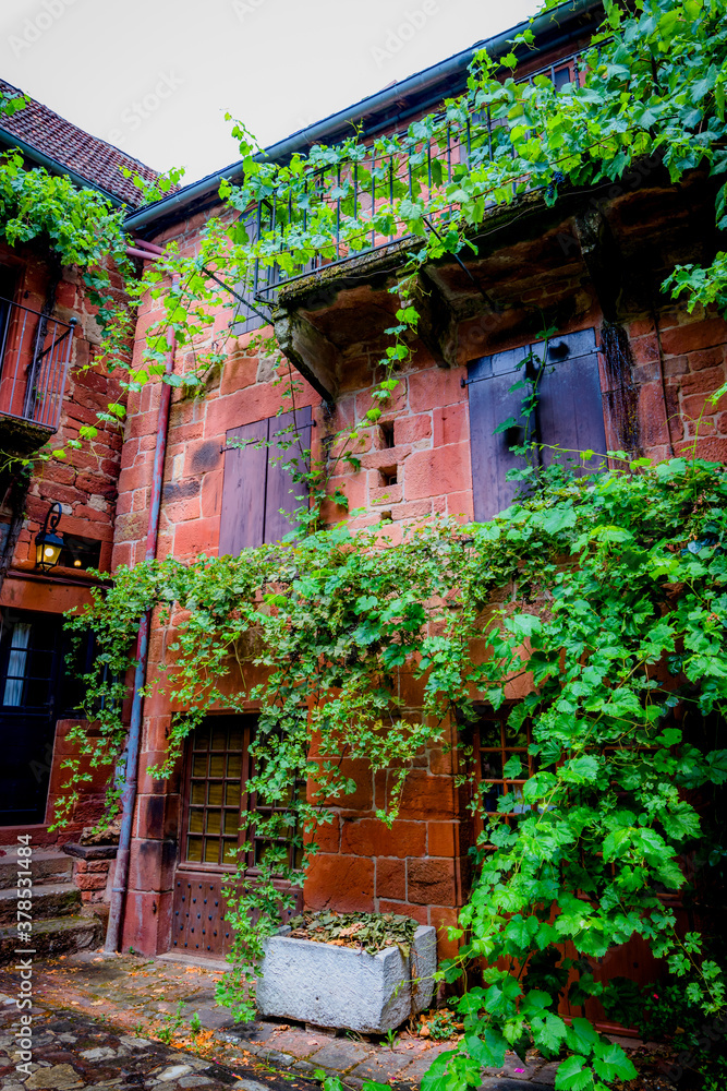 Fototapeta premium Dans les rues de Collonges-la-Rouge