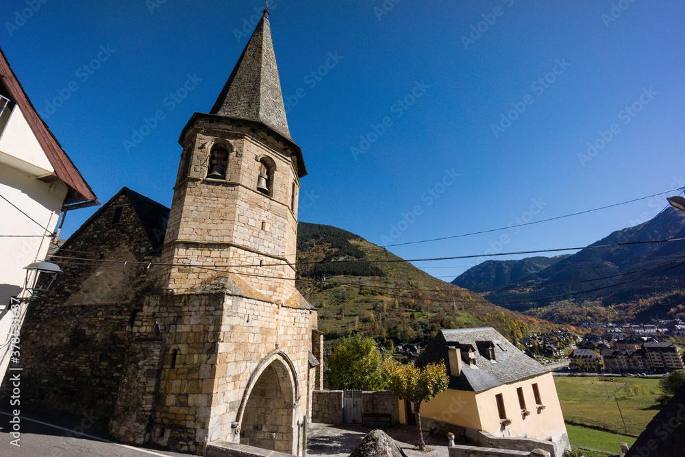 Fototapeta premium Sant Martin de Tours de Gausac, Gausac, Viella, Lerida, Catalunya, cordillera de los Pirineos, Spain, europe