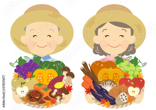 秋野菜と果物を持つ、農家の老夫婦