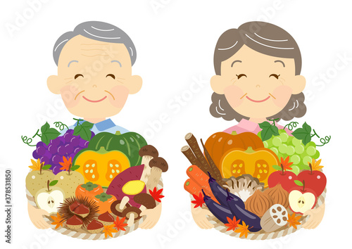 秋野菜と果物を持つ、農家の老夫婦