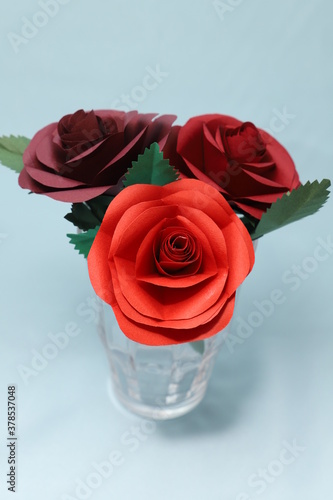 折り紙で作った赤いバラの花