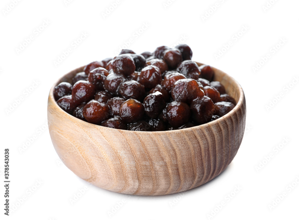 Obraz premium Tapioca balls for milk bubble tea in wooden bowl isolated on white