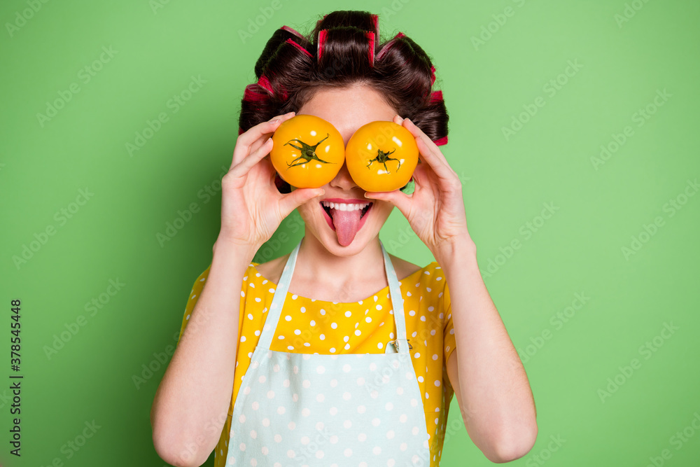 Φωτογραφία Photo of funny crazy foolish girl close cover eyes tomato prepare ecological dis