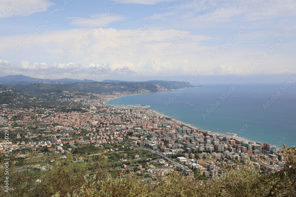 Widok włoskiej plaży i miast z górskich szlaków