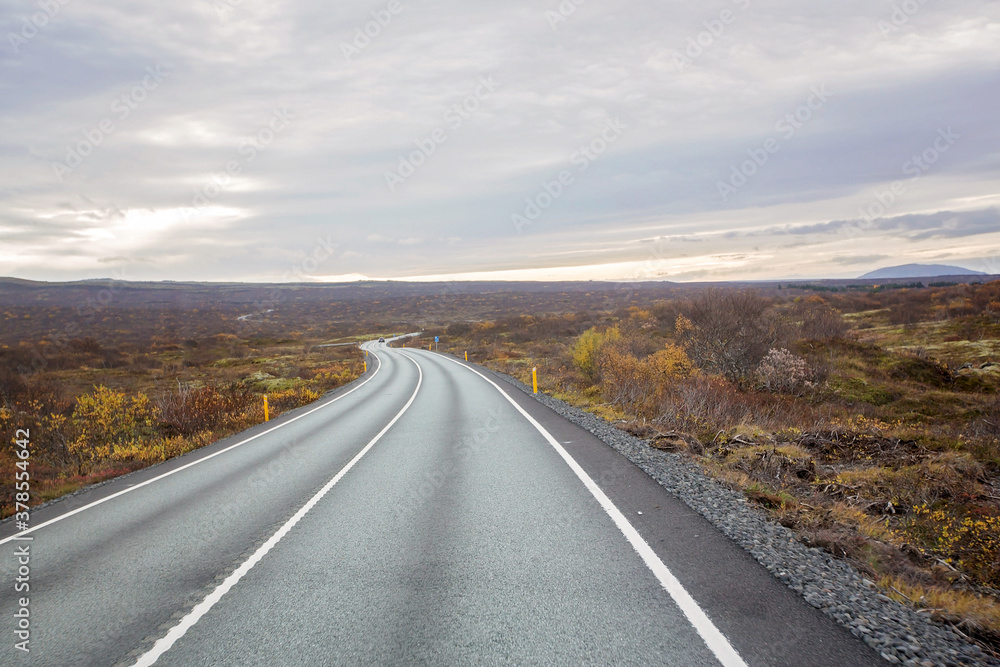 Obraz premium Scenic landscape view of Icelandic road and beautiful areal view of the nature autumntime