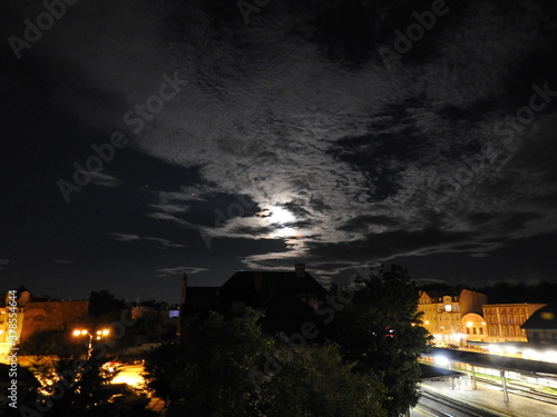 Dworzec kolejowy nocą - Świdnica, Dolny Śląsk, Polska - na niebie Księżyc, Jowisz i Saturn