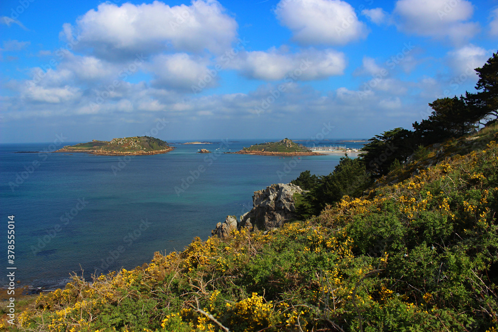 Vue sur les ilots dans côtes d'armor depuis la pointe de Bihit en Bretagne Vue sur les ilots dans côtes d'armor depuis la pointe de Bihit en Bretagne