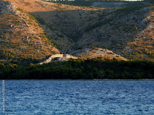 Mur na półwyspie Oštrica, Grabaštica, Chorwacja - cienie zachodzącego słońca