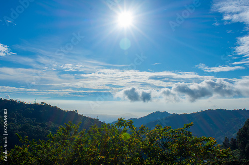 día entre montañas