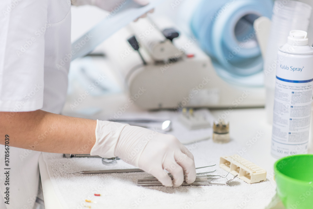 microscopio dentista operazione ortodonzista e odontoiatra per impianti dentali, pulizia dei denti microscopio dentista operazione ortodonzista e odontoiatra per impianti dentali, pulizia dei denti