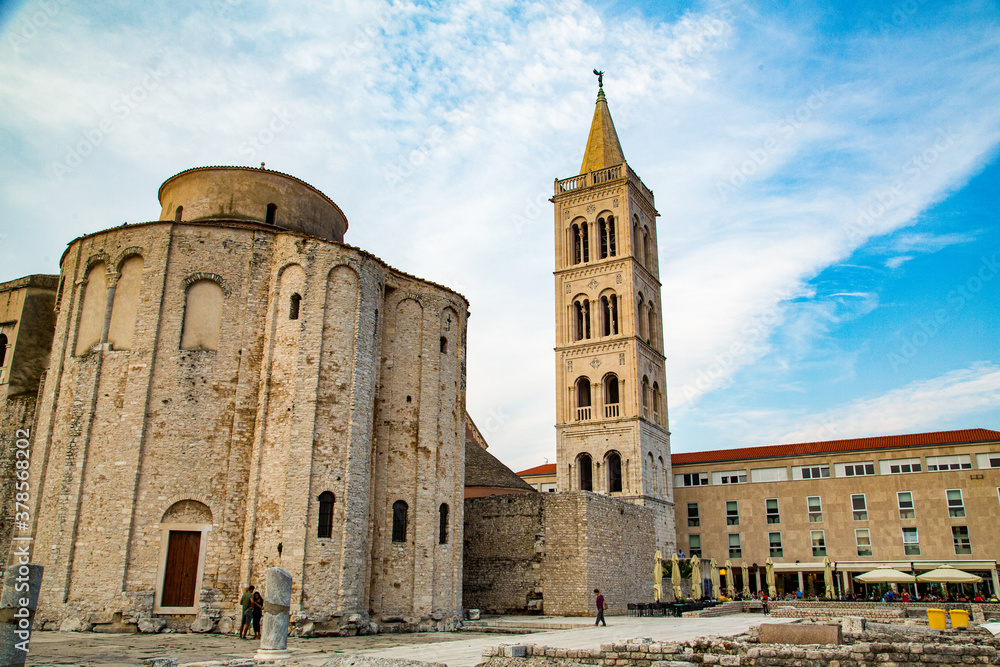 Iglesia de San Donato con gran torre desde antiguo foro romano