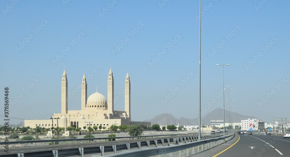 Obraz premium Oman to nizwa city highway road travel. Mosque sunset view Largest mosque in Muscat, famous beautiful architecture design in oman