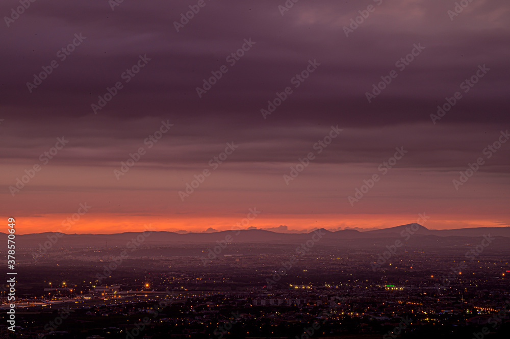 Panorama notturno con tramonto e cielo coperto - Roma Panorama notturno con tramonto e cielo coperto - Roma