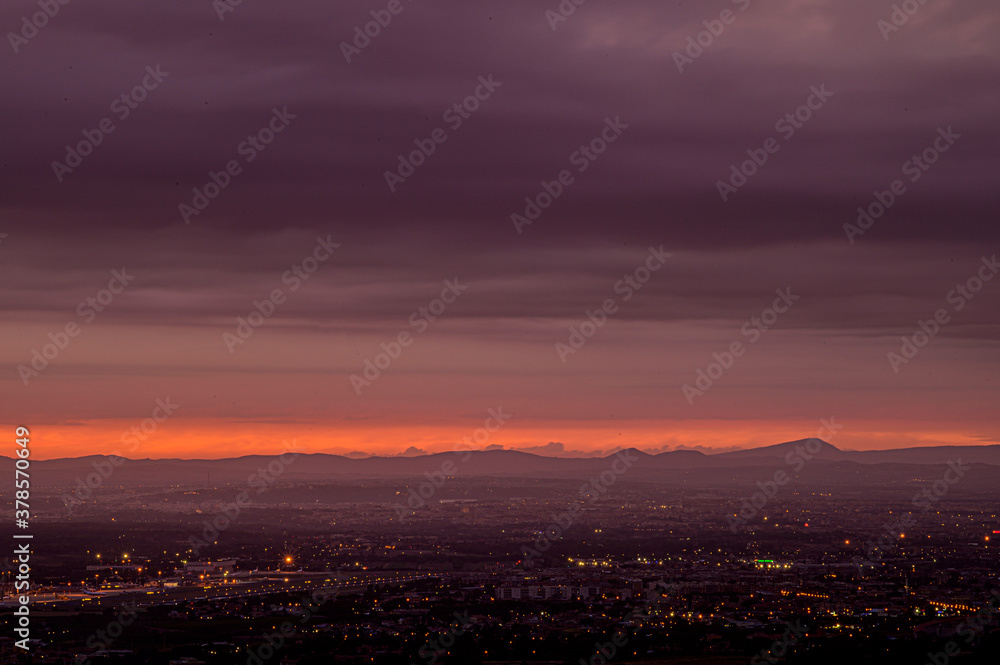 Panorama notturno con tramonto e cielo coperto - Roma