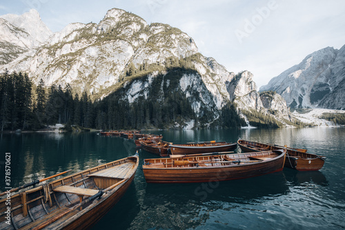 Holzboote am Pragser Wildsee in Südtirol.