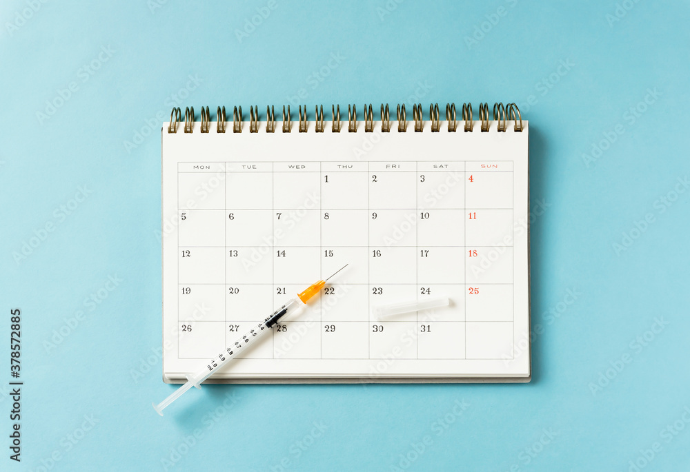 Syringe and calendar. Vaccinations, medicines, vaccines, flu injections, illnesses, antibiotics, outpatients, insulin, etc. 注射器とカレンダー。予防接種、薬、ワクチン、インフルエンザ注射、抗生物質、インスリン、通院など Syringe and calendar. Vaccinations, medicines, vaccines, flu injections, illnesses, antibiotics, outpatients, insulin, etc. 注射器とカレンダー。予防接種、薬、ワクチン、インフルエンザ注射、抗生物質、インスリン、通院など