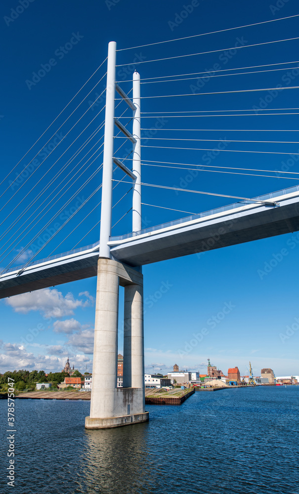 Fototapeta premium Rügenbrücke zwischen Stralsund und der Insel Rügen. Deutschland
