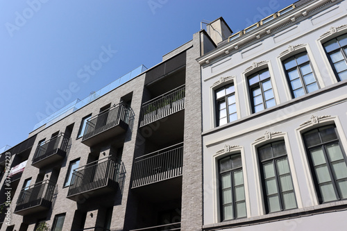 Obraz na płótnie Baulücke: Altbau und Neubau nebeneinander w salonie