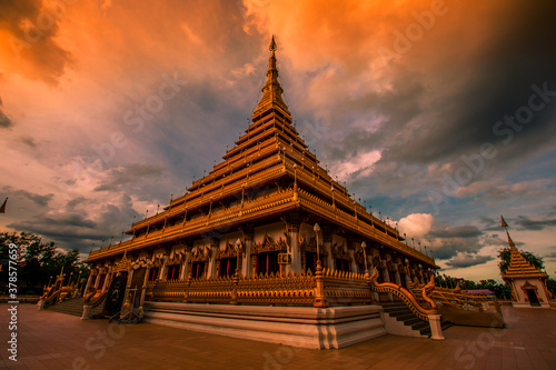 Background of the major tourist attractions in Khon Kaen (Phra Mahathat Kaen Nakhon) is a large pagoda with 9 floors, Thai tourists and foreigners come to see the beauty and travel in Thailand always.