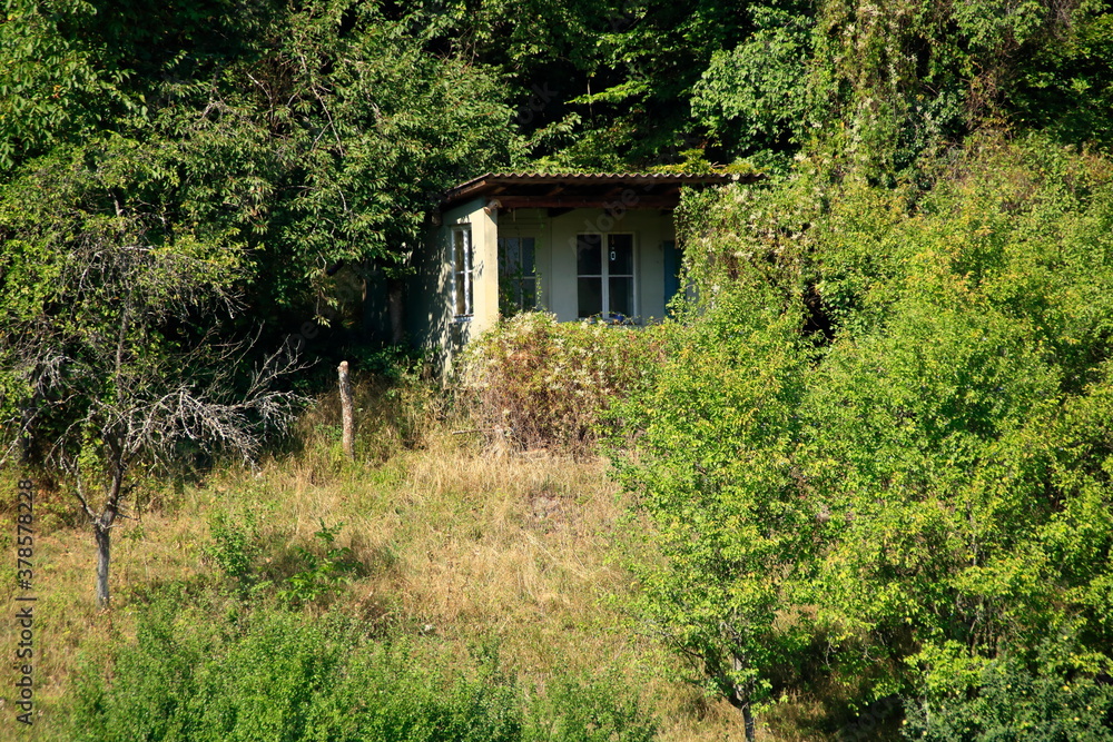 Lost places, alte verlassene Hütte auf einem Grundstück Lost places, alte verlassene Hütte auf einem Grundstück