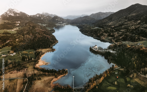 Fuschlsee in Österreich als Luftaufnahme von oben.