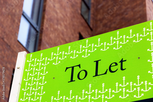 Foto To Let signs outside an English townhouse in London