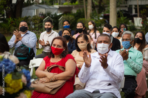 Personas disfrutando de una boda durante la pandemia del coronavirus, llevando puesta la mascarilla