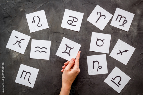 Foto Horoscope astrology concept. Zodiac signs, top view