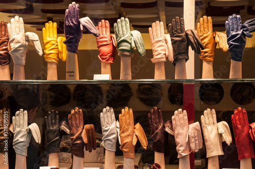 Guanti-Guanti di pelle-negozio di guanti- mercato-abbigliamento e accessori- guanti colorati photo