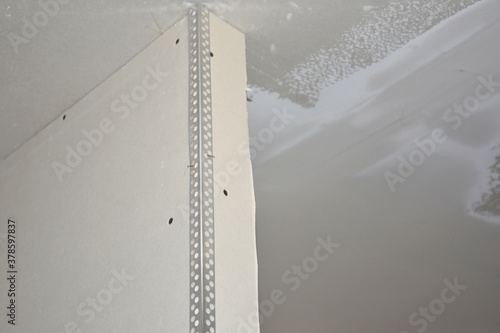 Billede på lærred A close-up on the construction of a drywall partition wall with drywall angle bead installed