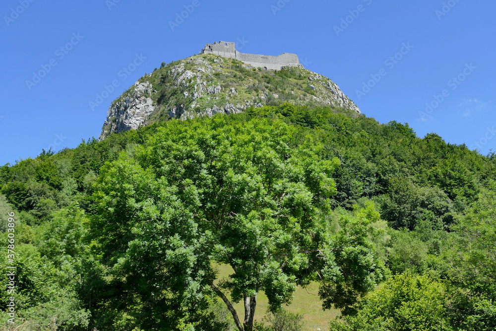 Le château de Montségur au sommet du Pog
