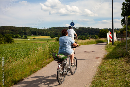 Radler auf der Landstrecke photo