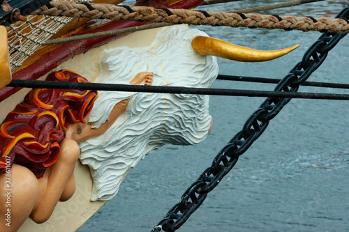Fotografía Figurehead of a boat, with the figure of a woman next to a bull with golden horn