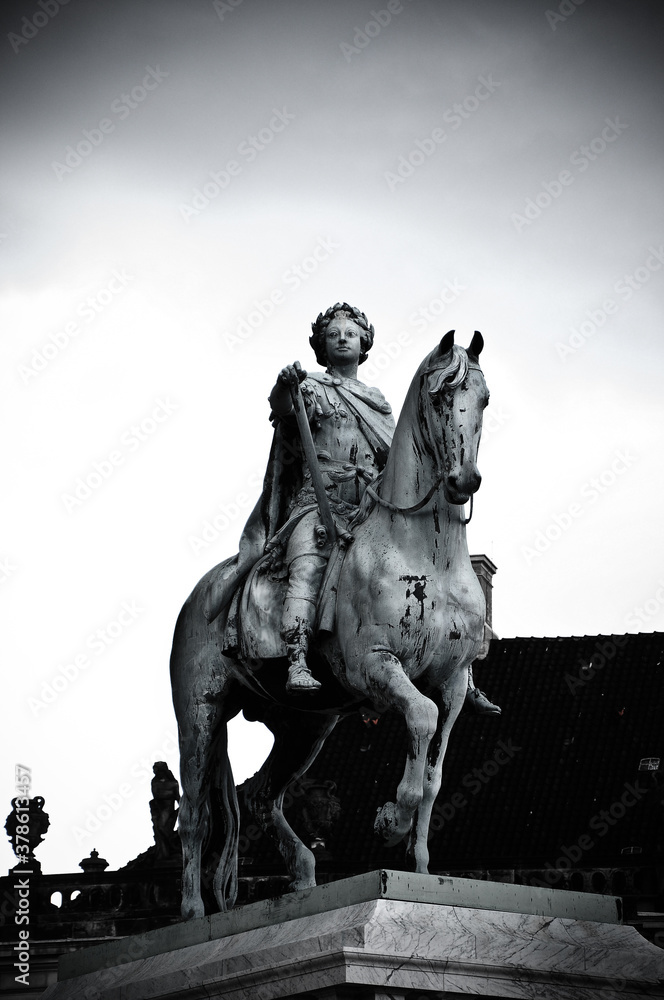 Obraz premium COPENHAGEN, DENMARK: Bronze equestrian statue of King Frederick V in Amalienborg square in Copenhagen, Denmark. The statue was created by the French sculptor Jacques Saly in 1768.
