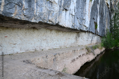 ANCIEN CHEMIN DE HALAGE VALLÉE DU LOT FRANCE