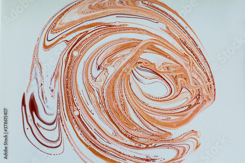 Mixing paint of different colors in one container