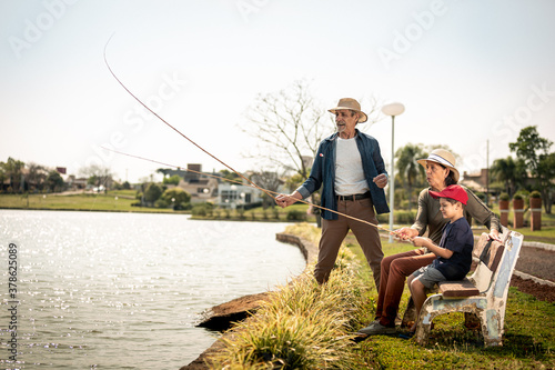 Pescaria junto dos avós photo