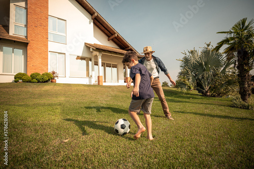 Jogo de futebol entre avós e neto photo