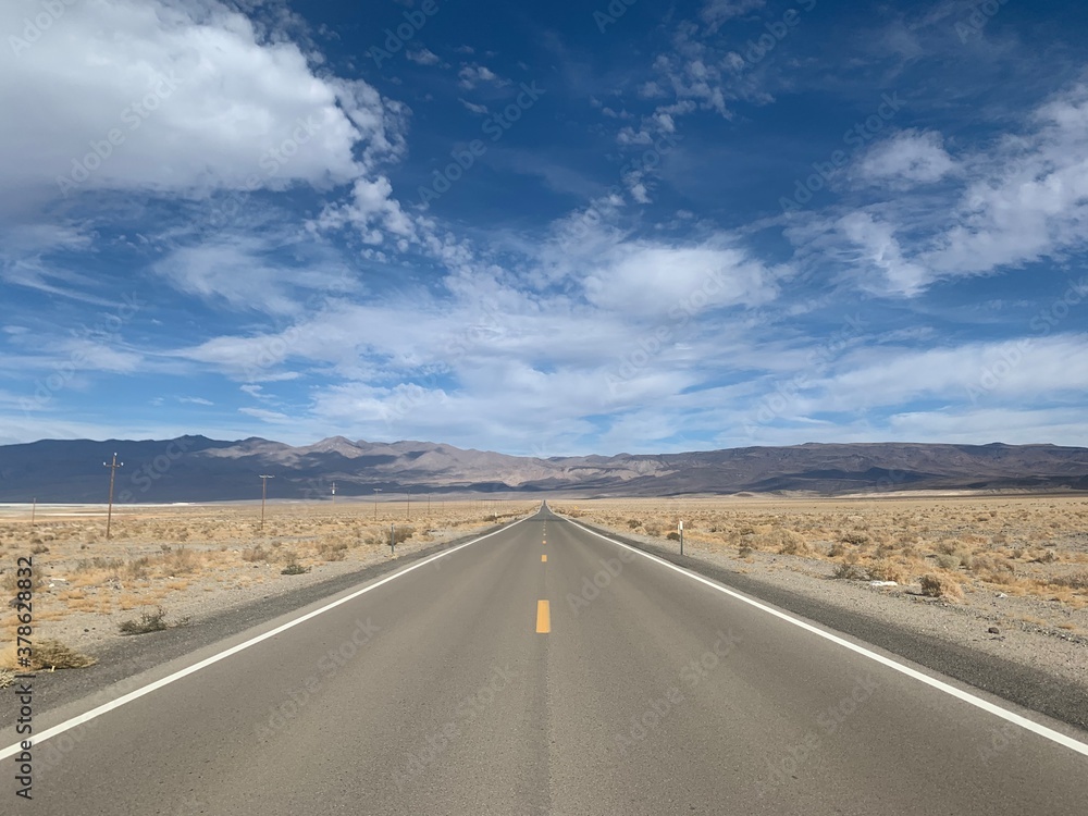 Une route non loin de la vallée de la mort Une route non loin de la vallée de la mort