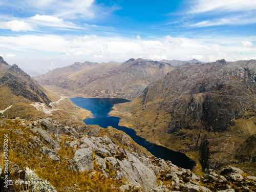 Fototapeta Naklejka Na Ścianę i Meble -  Lago en las montañas
Laguna Huampo - Perú