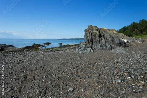 Rocher Malin et vue sur la Pointe au Persil et le fleuve St-Laurent, Parc de la Pointe, Rivière-du-Loup, Québec, Canada