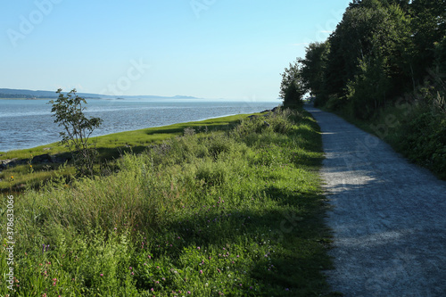 Promenade et Piste cyclable près de la baie de la rivière du Loup qui se jette dans le fleuve Saint-Laurent, Parc de la Pointe, Rivière-du-Loup, Québec, Canada