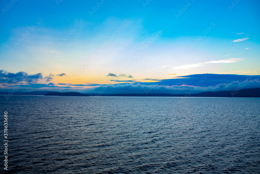 Fototapeta premium sunset over the ocean in Norway