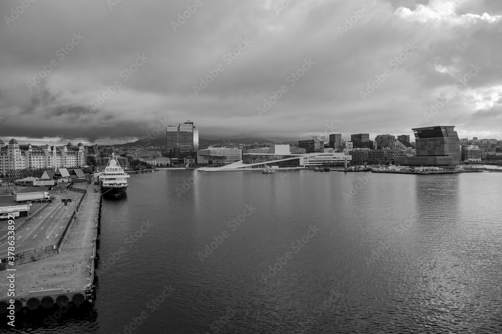 Fototapeta premium Oslo harbor in B&W